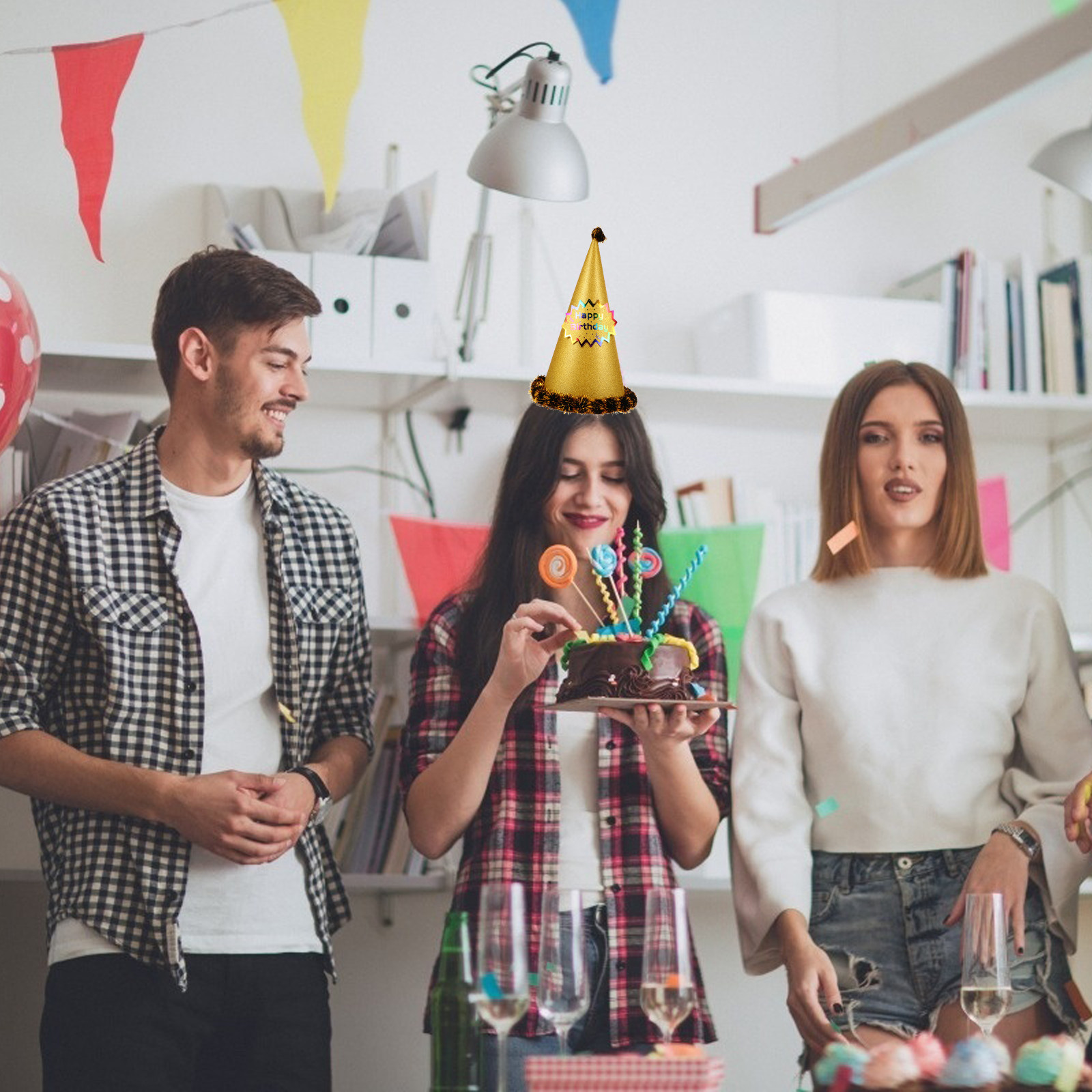 金色のラメが散りばめられた円錐形のパーティーハット。誕生日の - Party Hat Cone のレビューと価格